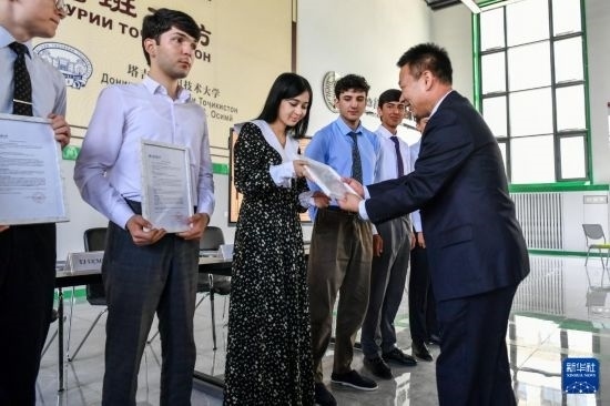 7月3日，在塔吉克斯坦首都杜尚別，天津城市建設(shè)管理職業(yè)技術(shù)學(xué)院的負(fù)責(zé)人為魯班工坊赴華留學(xué)生頒發(fā)錄取通知書(shū)。新華社記者 曹陽(yáng) 攝
