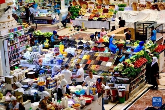 這是6月13日在塔吉克斯坦首都杜尚別拍攝的大巴扎內(nèi)景。新華社記者 鄭開君 攝