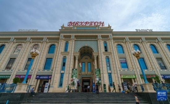 這是7月1日在塔吉克斯坦首都杜尚別拍攝的大巴扎外景。新華社記者 周荻瀟 攝