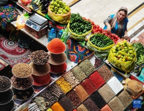 這是7月3日在塔吉克斯坦首都杜尚別拍攝的大巴扎內(nèi)景。新華社記者 燕雁 攝