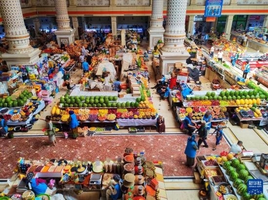 這是7月3日在塔吉克斯坦首都杜尚別拍攝的大巴扎內(nèi)景。新華社記者 燕雁 攝