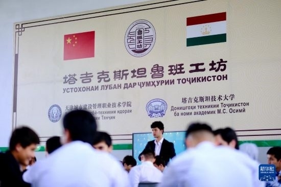 6月14日，學(xué)生們?cè)谒怂固故锥级派袆e的魯班工坊內(nèi)學(xué)習(xí)。新華社記者 鄭開(kāi)君 攝