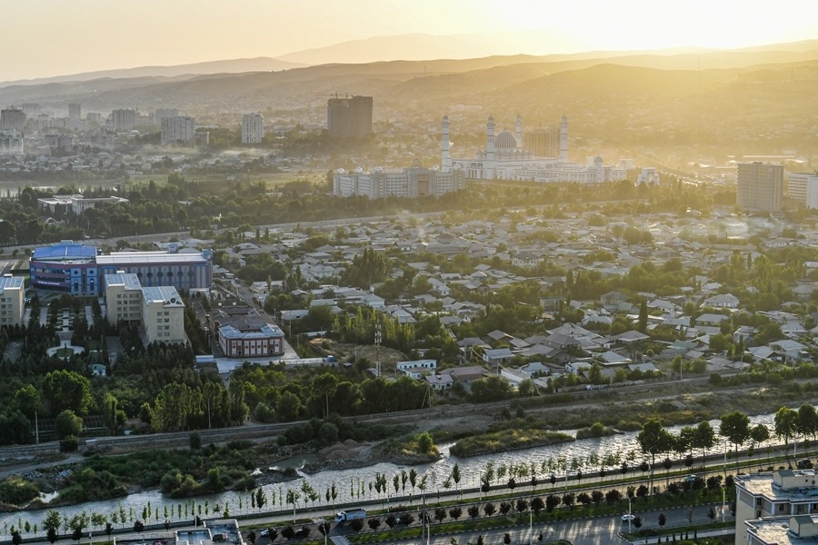 這是2024年6月26日拍攝的塔吉克斯坦首都杜尚別城市風(fēng)光。新華社記者 曹陽(yáng) 攝
