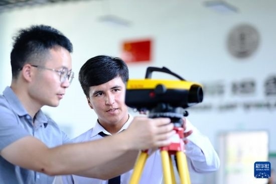 6月14日，在塔吉克斯坦首都杜尚別的魯班工坊，來(lái)自天津城市建設(shè)管理職業(yè)技術(shù)學(xué)院的老師（左）指導(dǎo)學(xué)生。新華社記者 鄭開(kāi)君 攝