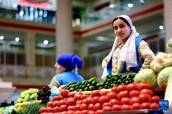 這是6月13日在塔吉克斯坦首都杜尚別大巴扎內(nèi)拍攝的營業(yè)者。新華社記者 鄭開君 攝