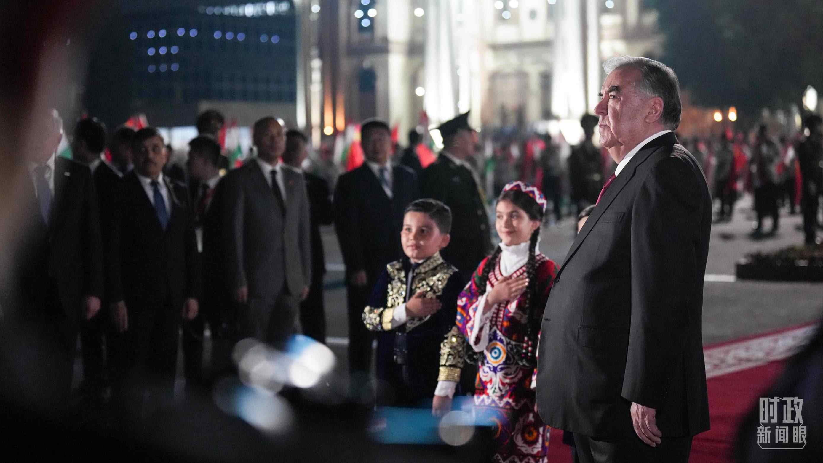 △拉赫蒙總統(tǒng)在機(jī)場迎接習(xí)主席。（總臺記者李晉拍攝）