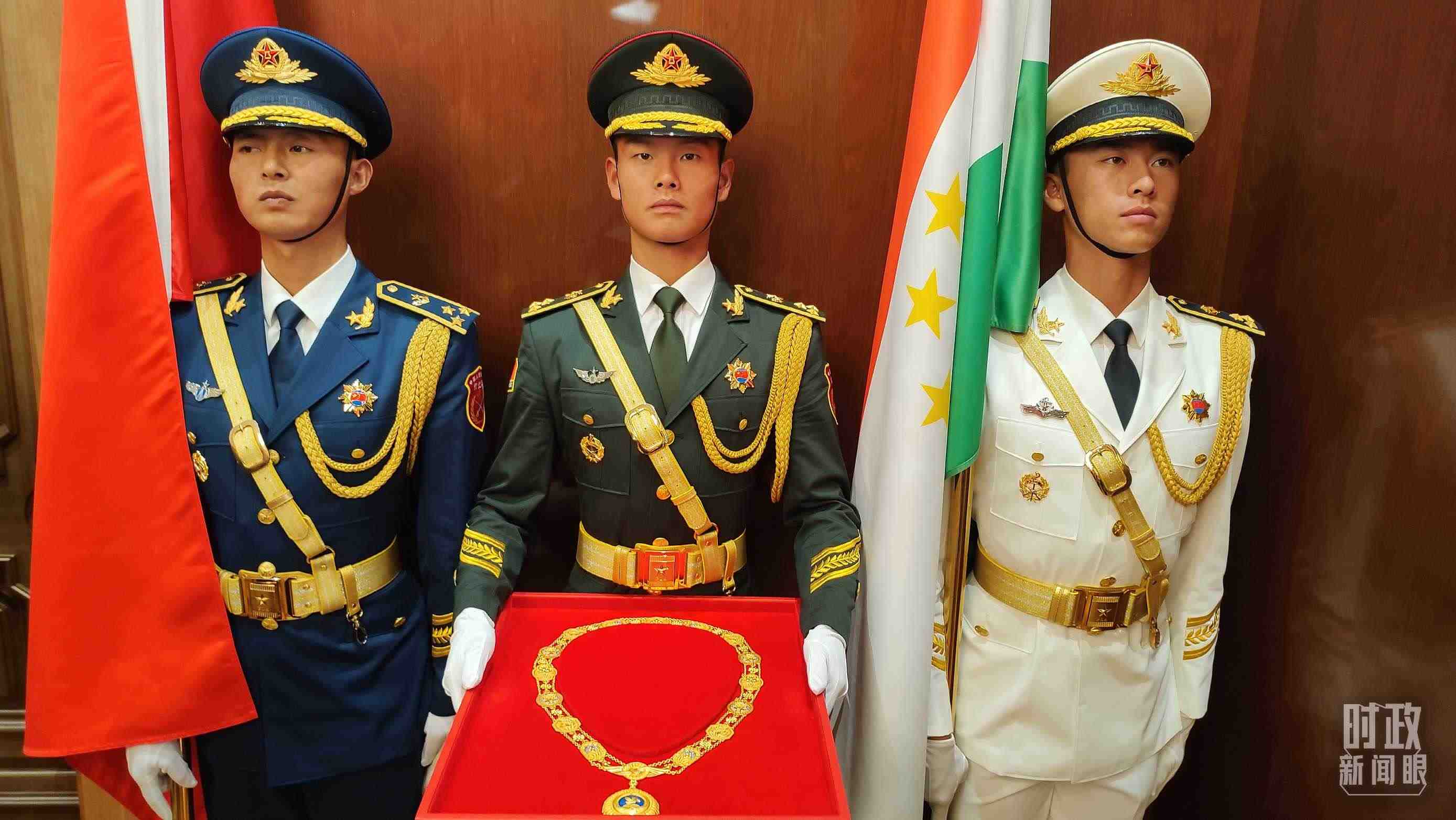 △中方儀仗兵護(hù)送“友誼勛章”入場。（總臺央視記者薛冠南拍攝）