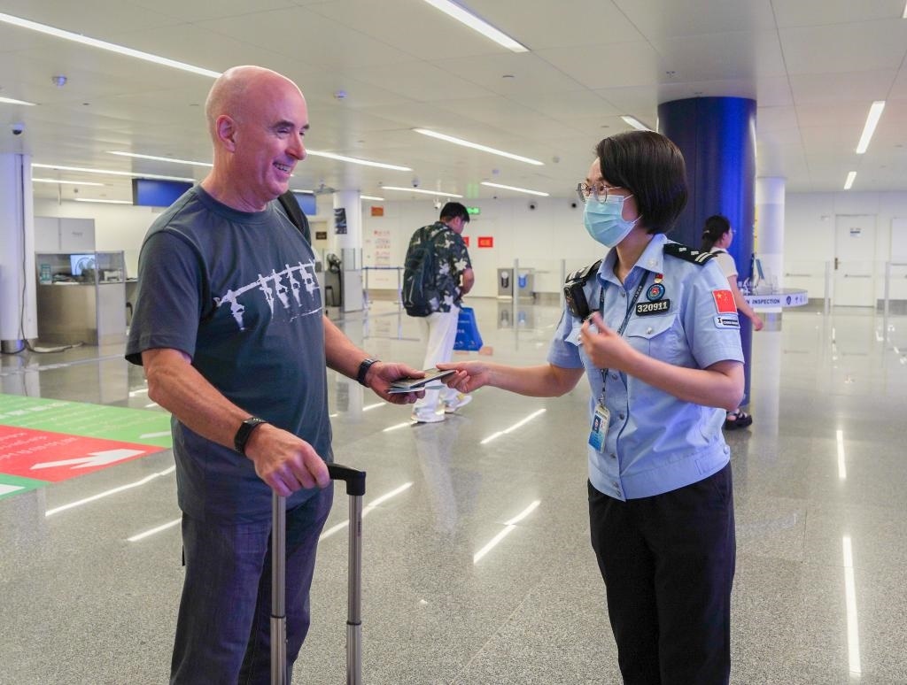  7月2日，南寧邊檢站移民管理警察引導(dǎo)外籍旅客有序通關(guān)。（南寧邊檢站供圖）