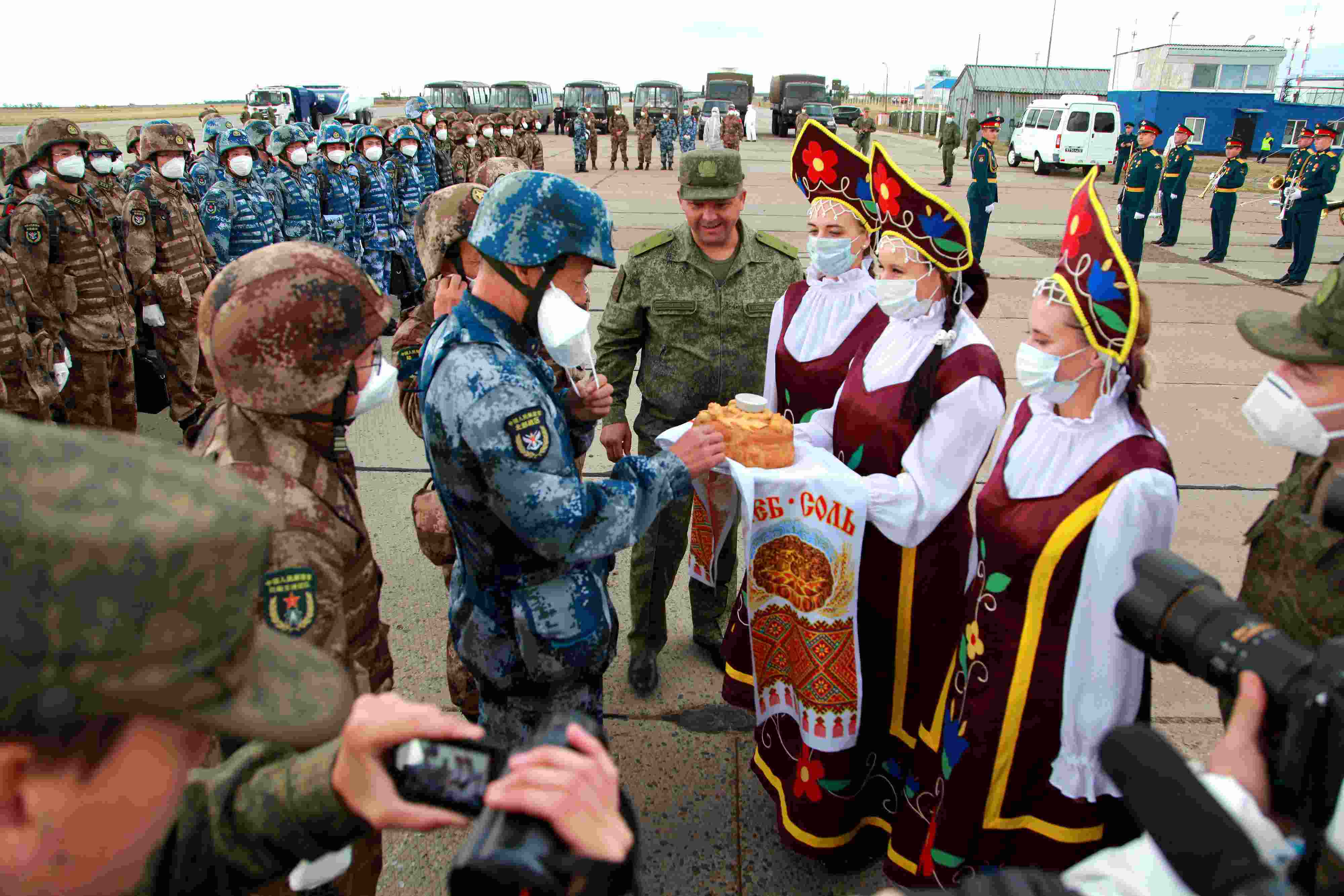 當(dāng)?shù)貢r間2021年9月10日，跨境參加“和平使命-2021”上海合作組織成員國聯(lián)合反恐軍演的中方部隊導(dǎo)演部抵達俄羅斯奧倫堡“東古茲”靶場演習(xí)地域。圖為俄方人員為中方人員舉行歡迎儀式。