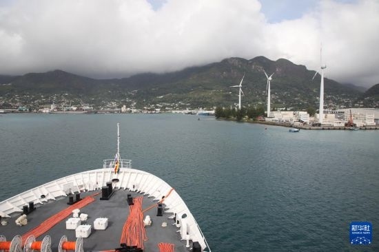 7月5日，中國海軍“和平方舟”號醫(yī)院船抵達(dá)塞舌爾維多利亞新港碼頭。新華社發(fā)（劉志磊 攝）