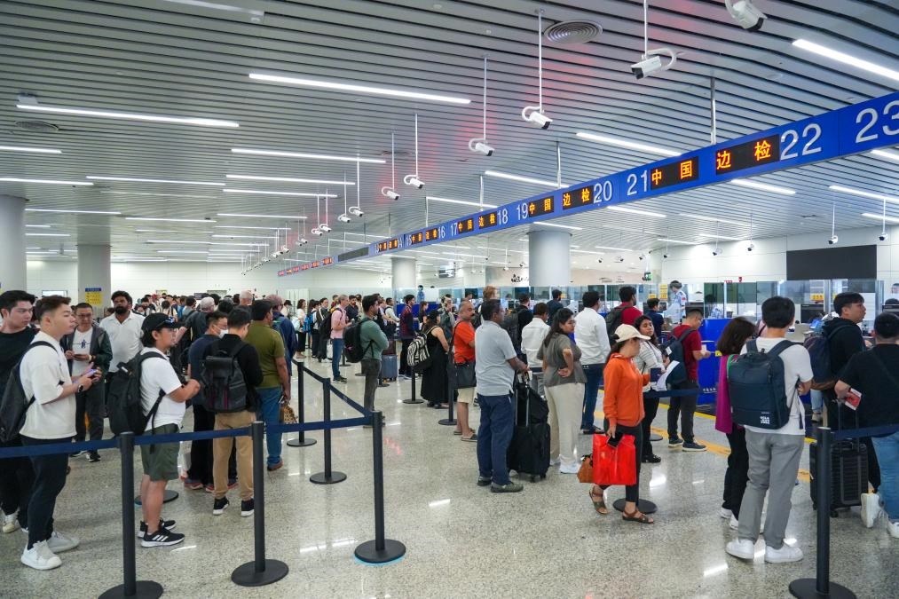 7月4日，白云邊檢站旅客通關(guān)現(xiàn)場。（白云邊檢站供圖）