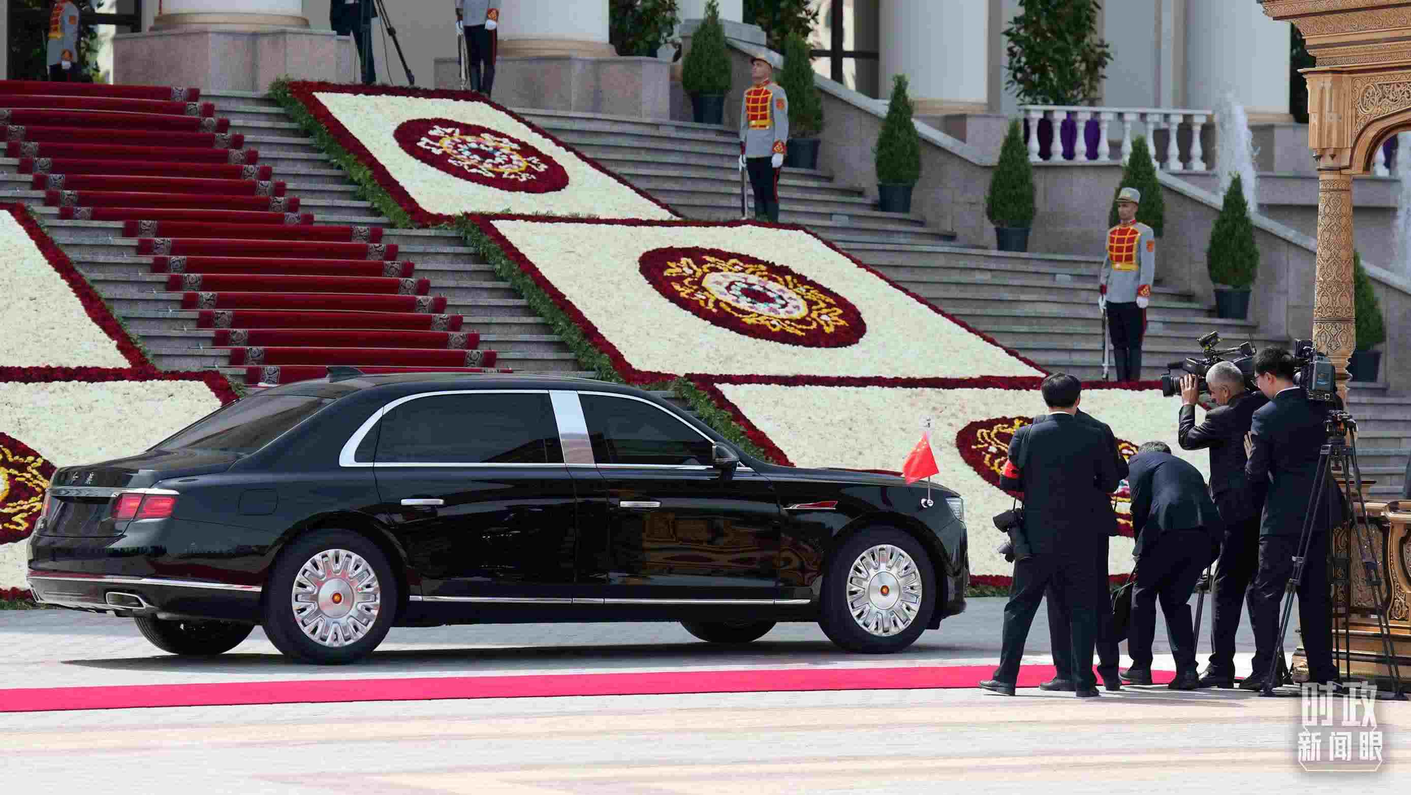 △習(xí)主席乘坐的紅旗車抵達(dá)塔總統(tǒng)府。（總臺記者李晉拍攝）