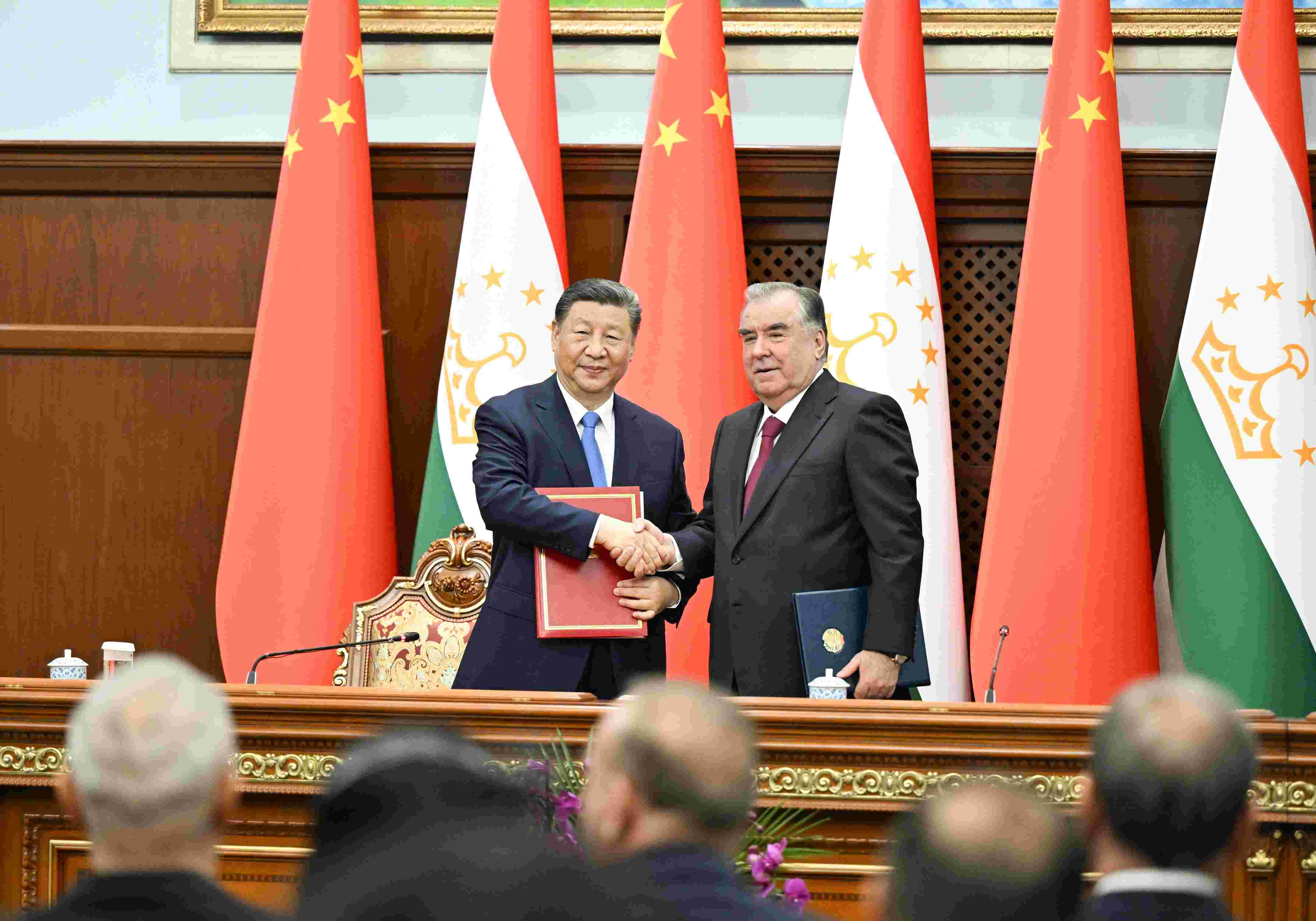 當(dāng)?shù)貢r(shí)間2024年7月5日下午，習(xí)近平主席同塔吉克斯坦總統(tǒng)拉赫蒙在杜尚別總統(tǒng)府舉行會(huì)談。會(huì)談后，兩國(guó)元首共同簽署《中華人民共和國(guó)和塔吉克斯坦共和國(guó)關(guān)于發(fā)展新時(shí)代全面戰(zhàn)略合作伙伴關(guān)系的聯(lián)合聲明》。