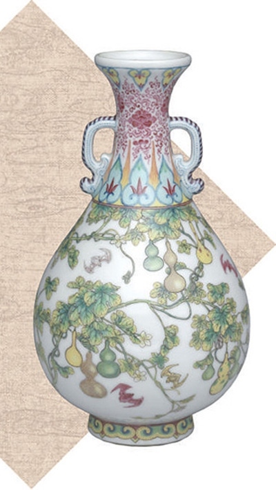 清代瓷胎畫琺瑯福壽連綿雙耳瓶。臺北故宮博物院藏