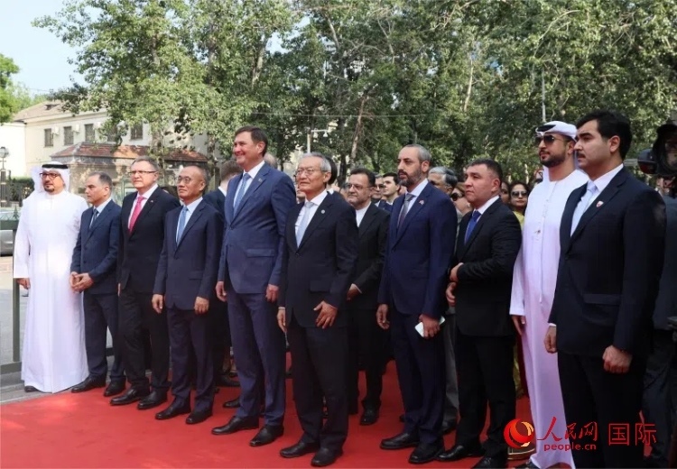 上合組織秘書長及成員國駐華使節(jié)參加活動(dòng)。人民網(wǎng) 俄布拉依·對(duì)山攝