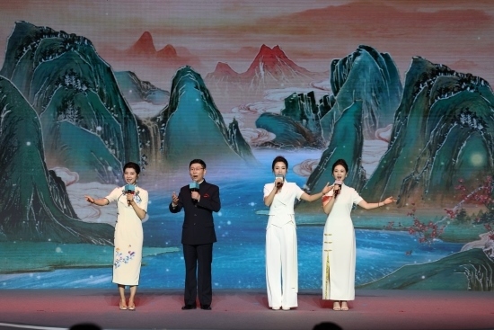 四位戲曲演員同臺(tái)獻(xiàn)唱。