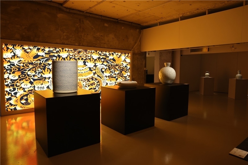 《新生萬物-中國非遺與當(dāng)代設(shè)計展》展廳。陽光媒體集團供圖