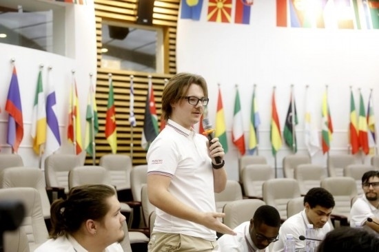 7月8日，美國(guó)中田納西州立大學(xué)大一學(xué)生雅克布·揚(yáng)在共譜華美和音交流營(yíng)上分享。新華社發(fā)