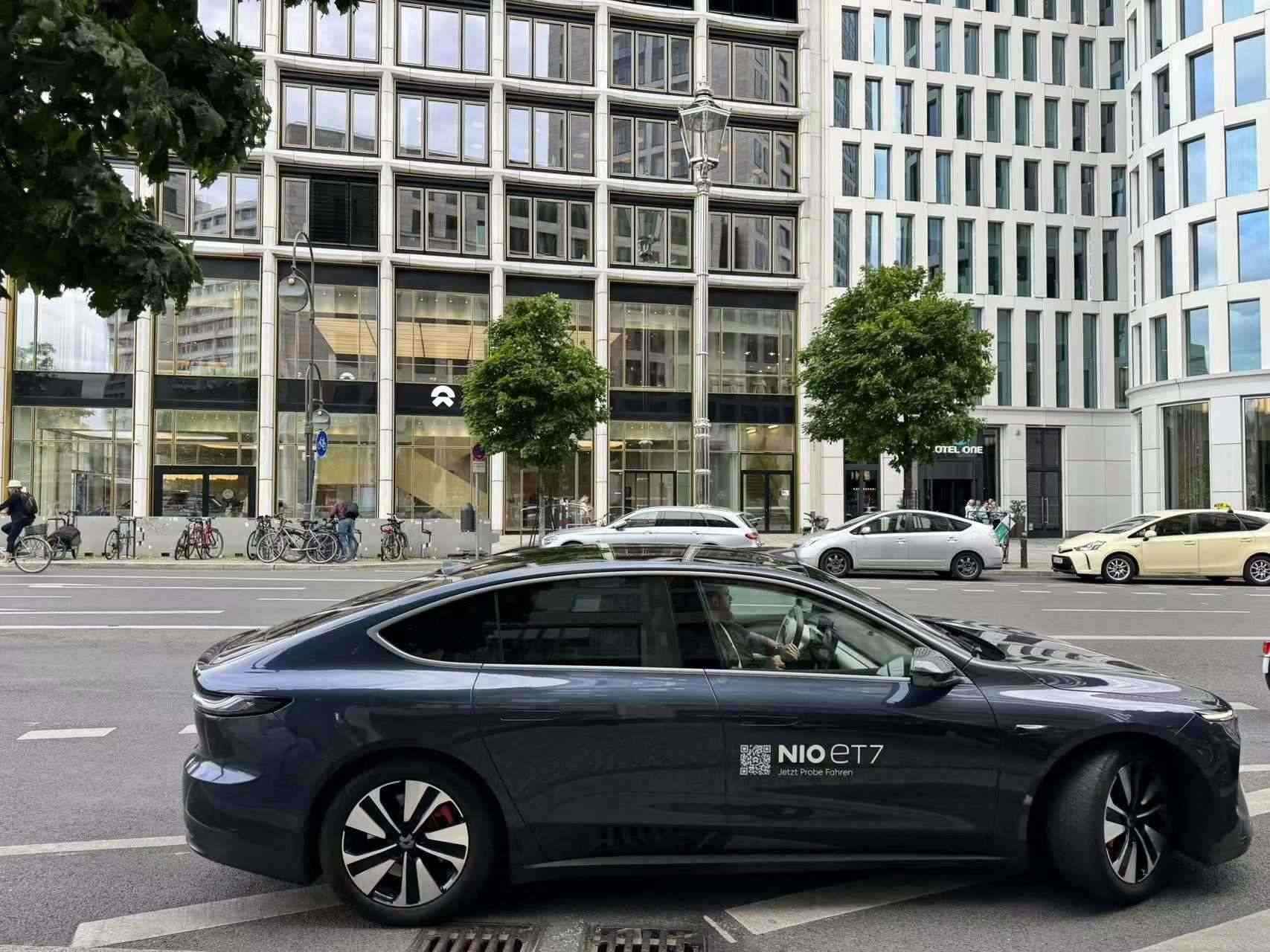 消費者在蔚來柏林智能駕駛中心前試駕電動汽車。 人民網(wǎng)記者 李強攝