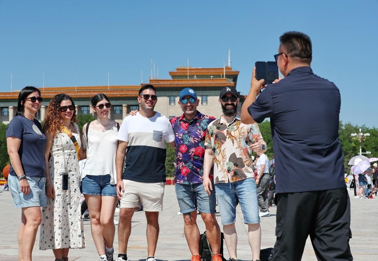 入境游持續(xù)升溫，眾多外國游客游覽天安門廣場。（圖片來源：視覺中國）