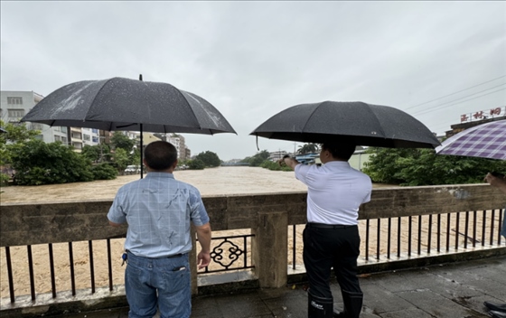 工作組在防汛一線開展工作。受訪者供圖