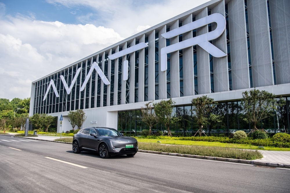 一輛新能源汽車在重慶市江北區(qū)行駛（2023年7月20日攝）。新華社記者 唐奕 攝