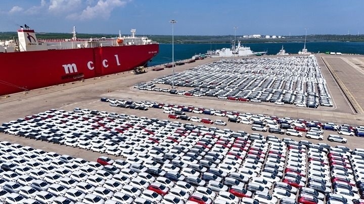 這是2024年3月28日拍攝的斯里蘭卡漢班托塔港（無人機照片）。漢班托塔港是中斯共建“一帶一路”重點合作項目，位于斯里蘭卡南端，是一座綜合性人工深水海港，許多往來亞洲、歐洲、非洲的貨船在此經過。新華社記者 徐欽 攝