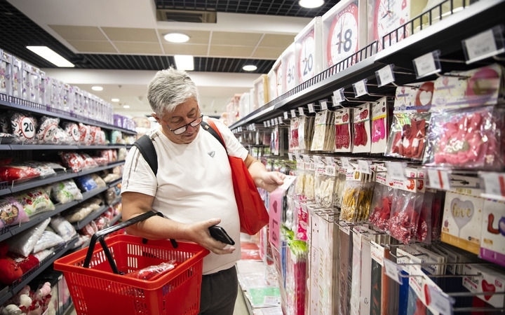 2024年4月29日，在匈牙利布達佩斯，一名男子在中歐商貿物流合作園區(qū)的中國商品交易展示中心內購物。中歐商貿物流合作園區(qū)是中國在歐洲地區(qū)建設的首個商貿物流型境外經貿合作區(qū)，也是集商貿展示與交易、物流運輸與倉儲、產業(yè)投資與合作功能于一體的中歐企業(yè)雙向互動平臺。新華社記者 張帆 攝