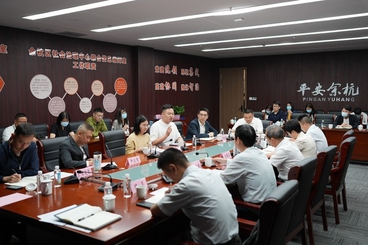 由浙江省信訪局和相關部門負責人組成的下訪團在杭州市余杭區(qū)社會治理中心接待來訪群眾。新華社記者 翁忻旸 攝