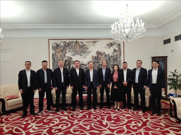 中國駐瑞典大使崔愛民（左五）會見中國中鐵股份有限公司總裁陳文健一行并合影。中國駐瑞典大使館供圖