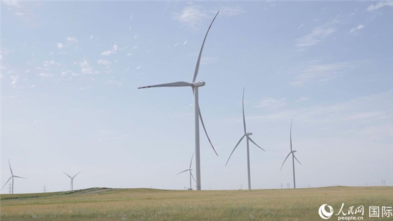 阿克莫拉州風(fēng)電項目群風(fēng)機。 人民網(wǎng)記者 葛泰佚攝