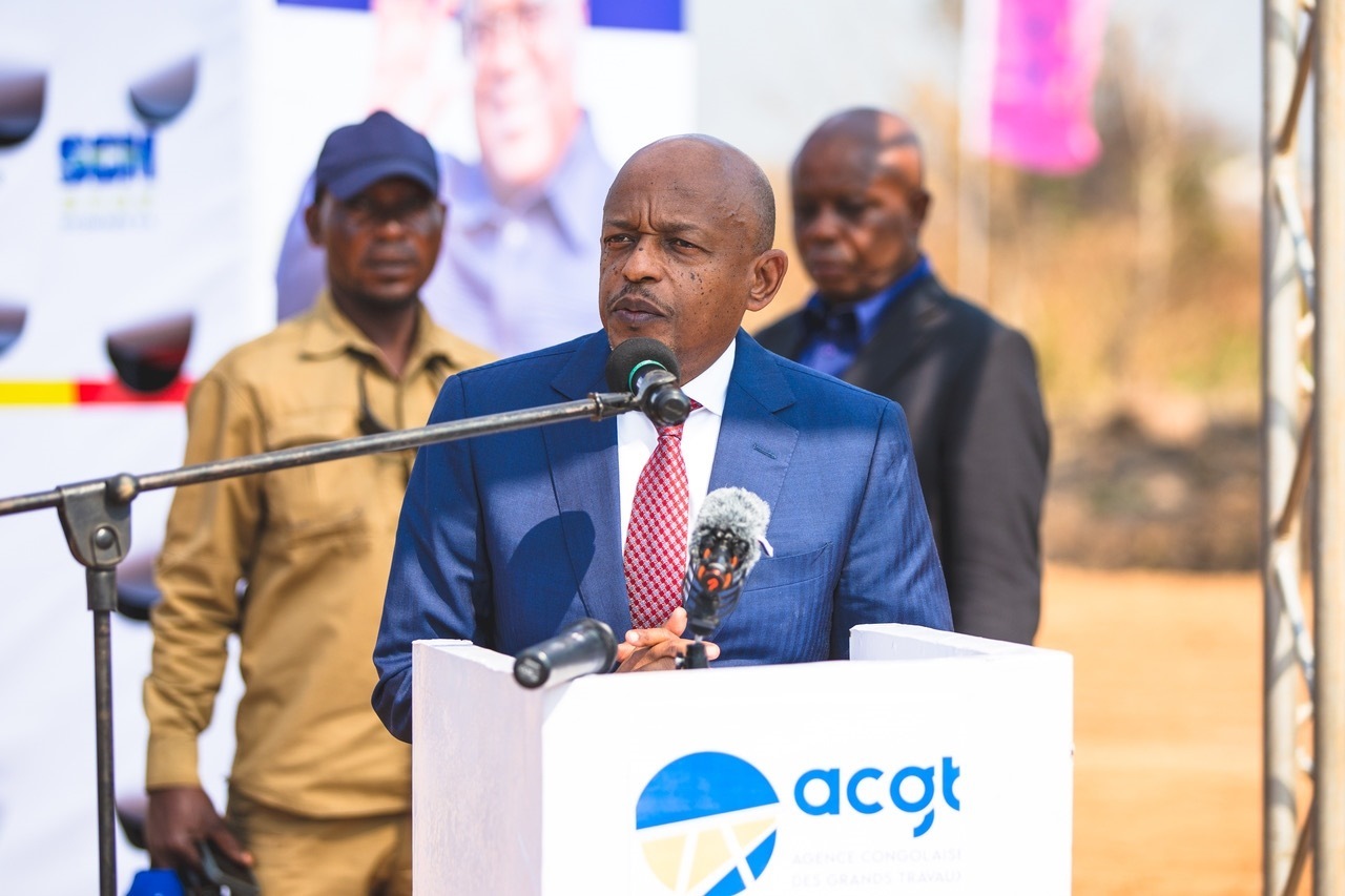 剛果（金）國務(wù)部長兼基礎(chǔ)設(shè)施和公共工程部長穆武尼在開工儀式上致辭。中鐵資源集團供圖