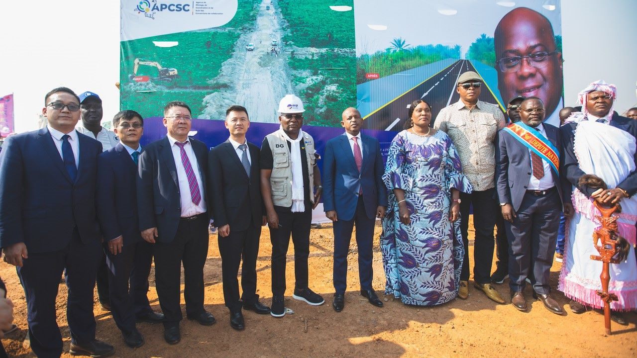 剛果（金）政府代表與中方企業(yè)代表出席開工儀式。中鐵資源集團供圖