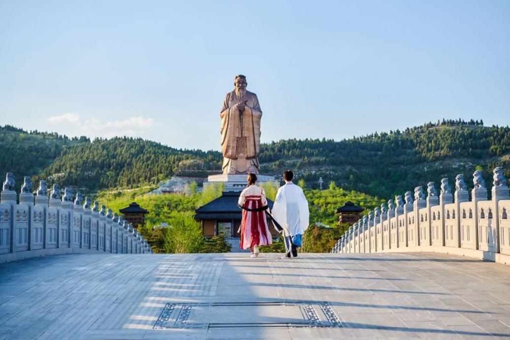 游客漫步尼山圣境領(lǐng)略古脈綿長。人民網(wǎng) 喬姝攝