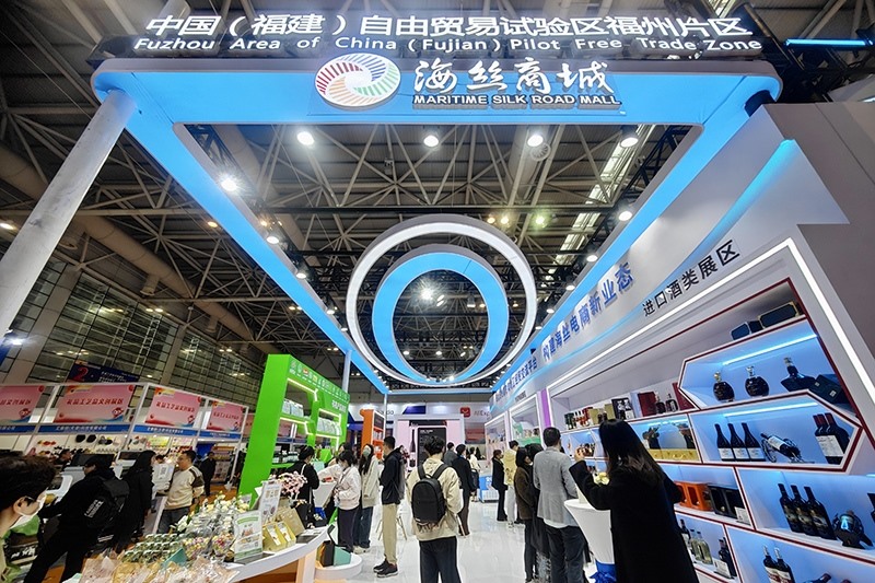 2024年3月18日，第四屆中國跨境電商交易會在福建福州開幕。展會聚焦“鏈接跨境全流域 共建電商新生態(tài)”，集聚全國80余個外貿(mào)產(chǎn)業(yè)帶的上千家供應(yīng)鏈企業(yè)。