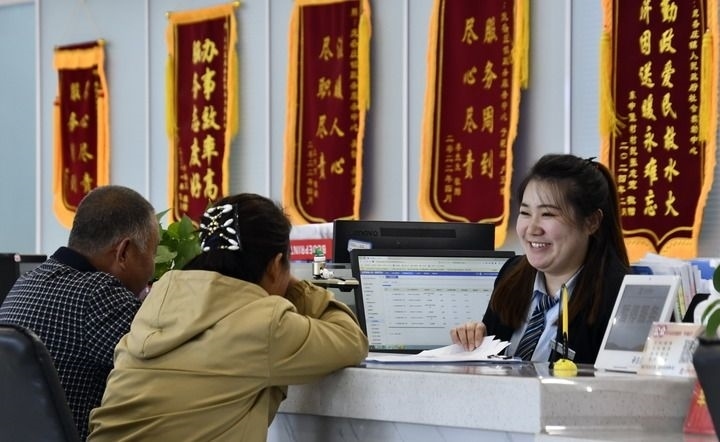 2024年3月25日，北京市大興區(qū)龐各莊鎮(zhèn)政務(wù)服務(wù)中心的工作人員耐心為群眾解答問(wèn)題。大興區(qū)龐各莊鎮(zhèn)政務(wù)服務(wù)中心用“最多跑一次”的工作理念為企業(yè)和群眾提供了便利化、精準(zhǔn)化、個(gè)性化的衍生服務(wù)。新華社記者 李欣 攝