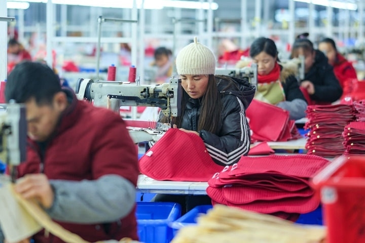 2024年1月18日，社區(qū)居民在紅安社區(qū)的鄉(xiāng)村振興就業(yè)車間工作。紅安社區(qū)是由易地搬遷安置區(qū)單獨(dú)成立的新社區(qū)，位于湖南省湘西土家族苗族自治州鳳凰縣禾庫(kù)鎮(zhèn)。新華社記者 張鋮 攝