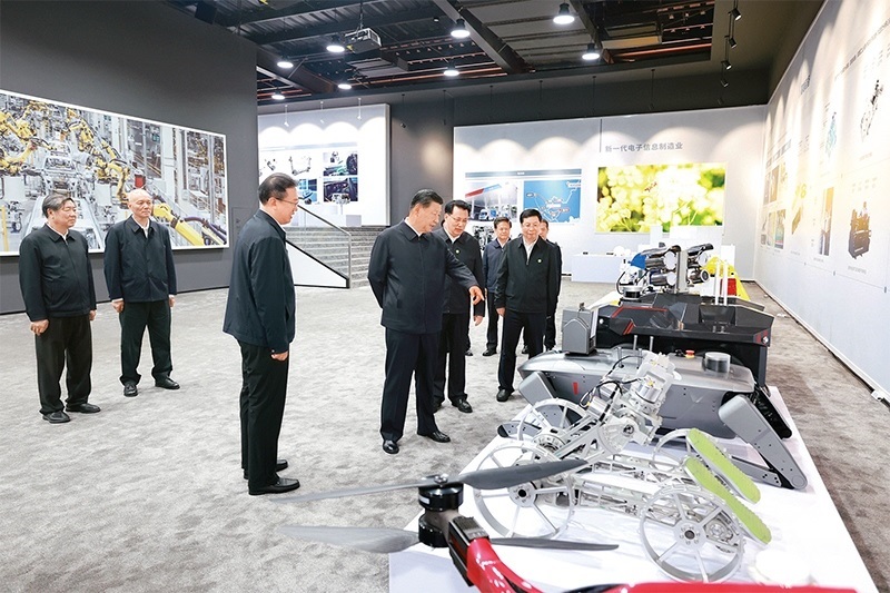 2024年4月22日至24日，中共中央總書記、國家主席、中央軍委主席習(xí)近平在重慶考察。這是22日下午，習(xí)近平參觀重慶科技創(chuàng)新和產(chǎn)業(yè)發(fā)展成果展示。 新華社記者 王曄/攝