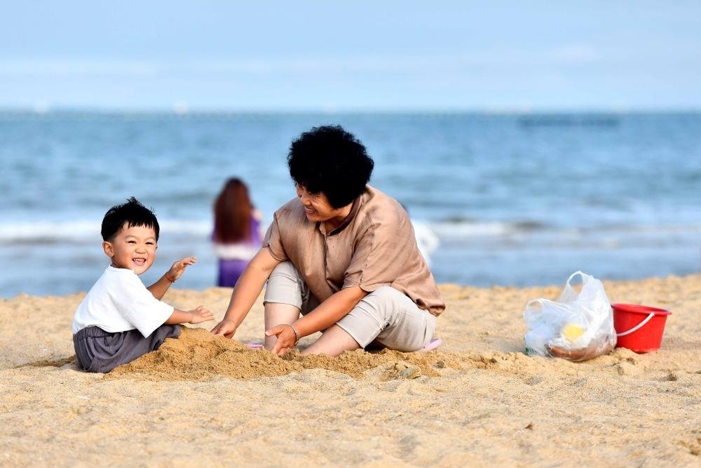 △山東日照陽光海岸綠道沙灘一角。近年來，日照還海于民、還景于民，在保留松林、沙灘、礁石和濕地資源的基礎上，修復整治生態(tài)岸線，打造出一條長約28公里的陽光海岸綠道，吸引眾多市民游客度假休閑。
