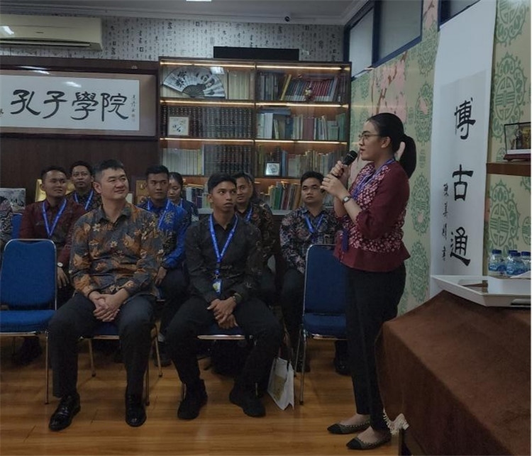 警察學(xué)員用漢語進(jìn)行自我介紹 ?；顒又鬓k方供圖