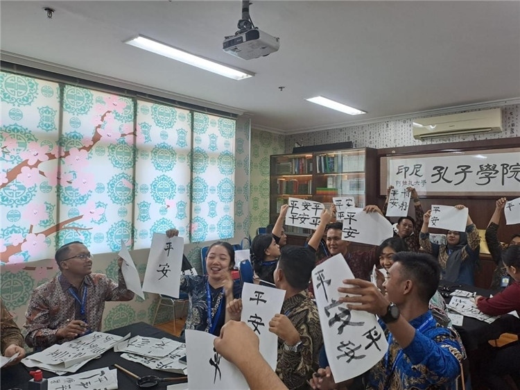 警察學(xué)員們展示書法學(xué)習(xí)成果。活動主辦方供圖