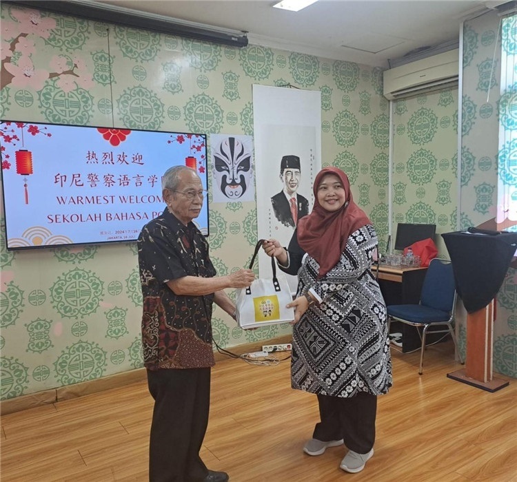 拉哈尤·蘇珊蒂與穆尼交換禮品?；顒又鬓k方供圖