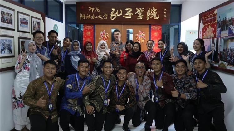 警察 學(xué)員們在孔院門口合影。活動主辦方供圖