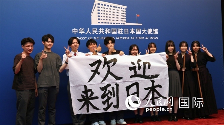 日本小大使現(xiàn)場書寫“歡迎來到日本”。人民網 許可攝