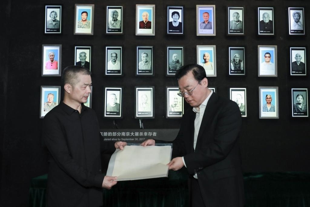 南京大屠殺幸存者高如琴的兒子向軍向侵華日軍南京大屠殺遇難同胞紀(jì)念館捐贈(zèng)高如琴老人相關(guān)物品。（侵華日軍南京大屠殺遇難同胞紀(jì)念館供圖）
