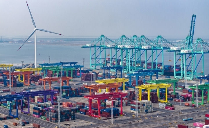 2024年7月3日，一艘集裝箱貨輪?？吭谔旖蚋邸爸腔哿闾肌贝a頭（無人機照片）。新華社記者 趙子碩 攝