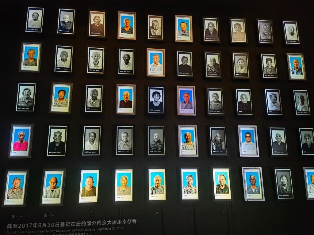 侵華日軍南京大屠殺遇難同胞紀(jì)念館內(nèi)的幸存者照片墻局部。新華社記者邱冰清 攝