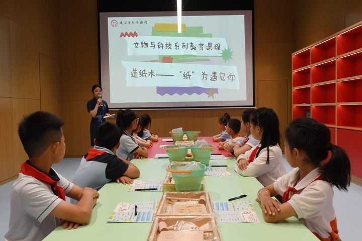 2024年5月18日，小學生在陜西歷史博物館秦漢館參加“文物與科技”系列教育課程。新華社記者 李一博 攝