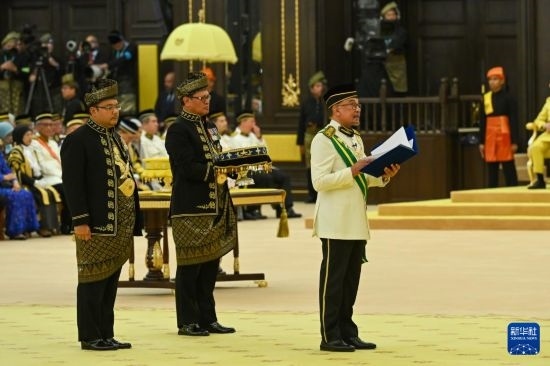  7月20日，馬來西亞總理安瓦爾（右）在吉隆坡出席最高元首登基儀式。新華社發(fā)（馬來西亞新聞局供圖）