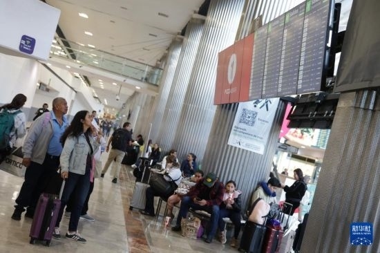 7月19日，在墨西哥首都墨西哥城的貝尼托·華雷斯國際機場，許多航班被延誤或取消，大量旅客在機場等待。新華社發(fā)（弗朗西斯科·卡涅多攝）